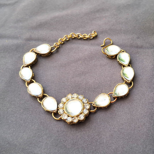 Golden Kunden Stud Brass Bracelet Pack Of-1 (sku-bans29701)