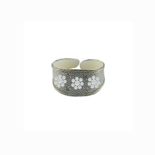 White color kundun stud Acrylic Bracelet (Pack Of 1) (sku-ban4978)