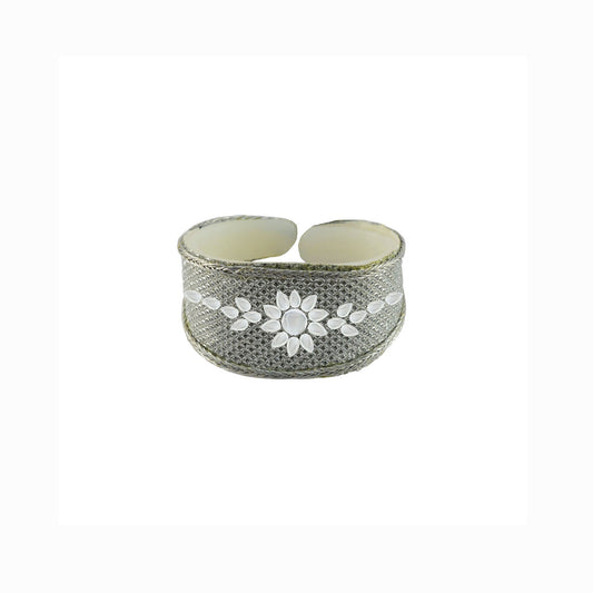 White color kundun stud Acrylic Bracelet (Pack Of 1) (sku-ban5093)
